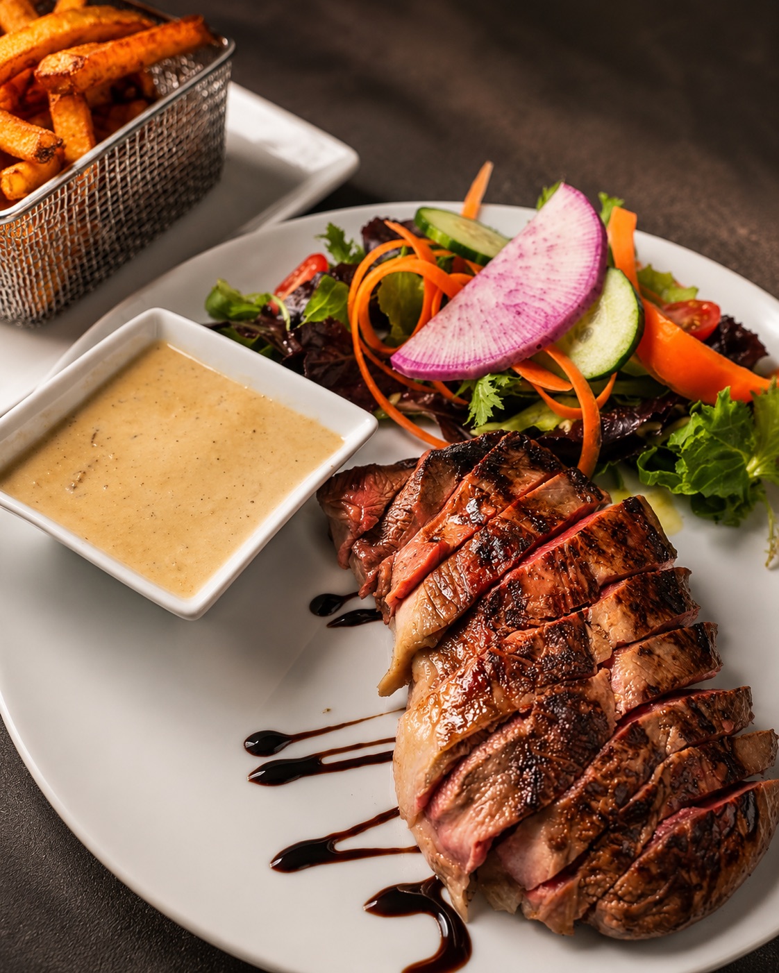 Magret de canard tranché, sauce aux cèpes, frites maison et salade